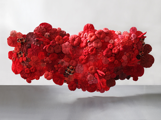 sculpture textile rouge / emilie Faïf / vitrines Printemps haussmann / 2011